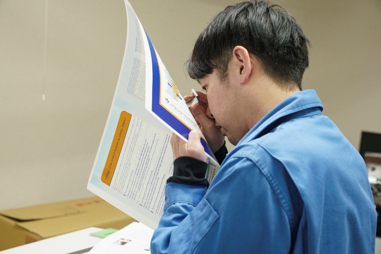 写真5　 川嶋印刷の品質へのこだわりを象徴する徹底したチェック