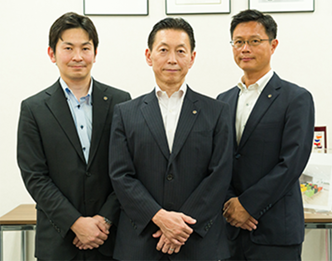左から、企画部企画課調査役 佐々木様、管財部部長 弘田様、管財部次席調査役 大海様（役職等は2019年7月現在のものです）