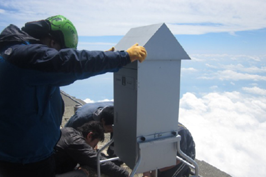 富士山測候所を活用する会さま